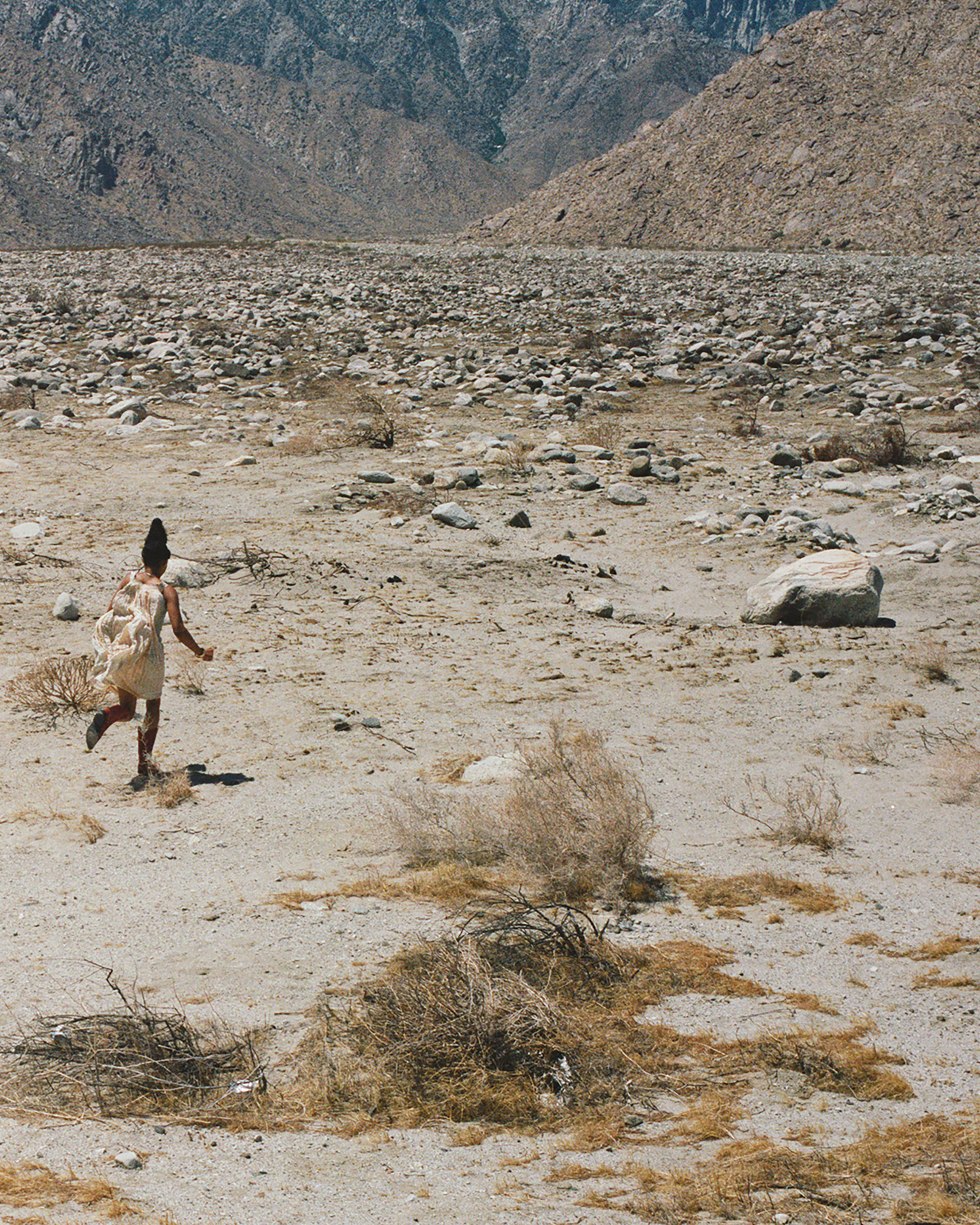 Picture of Alicia Keys walking through the desert.